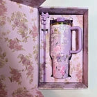 Stanley x LoveShackFancy Quencher H2.0 FlowState Tumbler – Happy Thoughts Rosa Beaux Purple – 40 oz