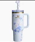 Stanley x LoveShackFancy Quencher H2.0 FlowState Tumbler – Everblooming Rosettes Blue – 40 oz