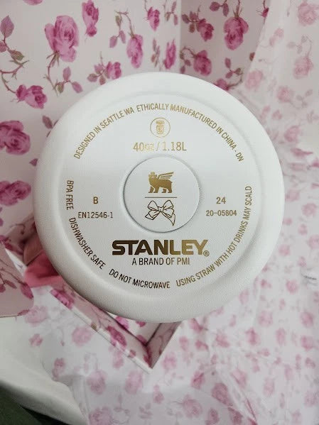 Stanley x LoveShackFancy Quencher H2.0 FlowState Tumbler – Ribbon Rosa – 40 oz