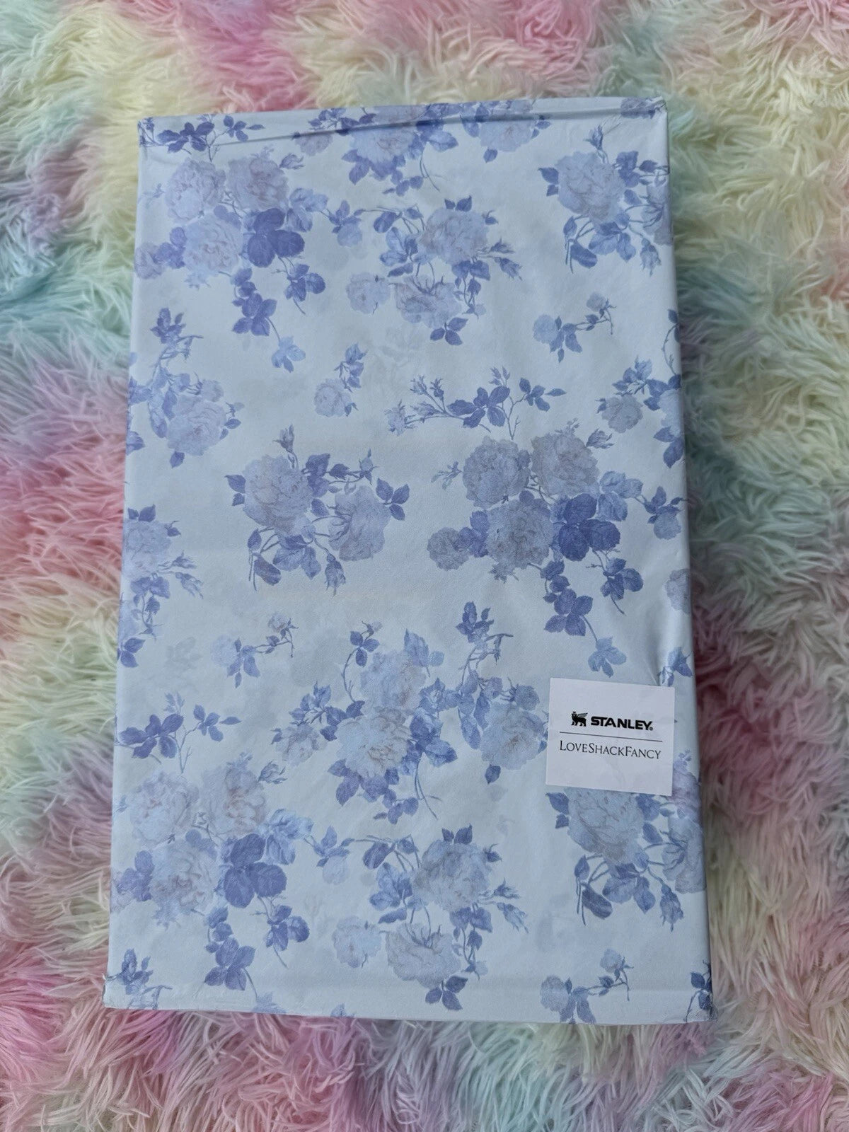 Stanley x LoveShackFancy Quencher H2.0 FlowState Tumbler – Everblooming Rosettes Blue – 40 oz