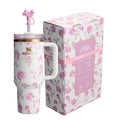 Stanley x LoveShackFancy Quencher H2.0 FlowState Tumbler – Ribbon Rosa – 40 oz